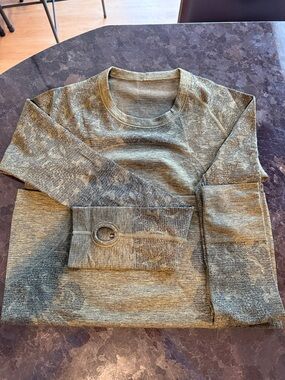 Women’s Crewneck Sweater in Olive Green, size 8 , good condition